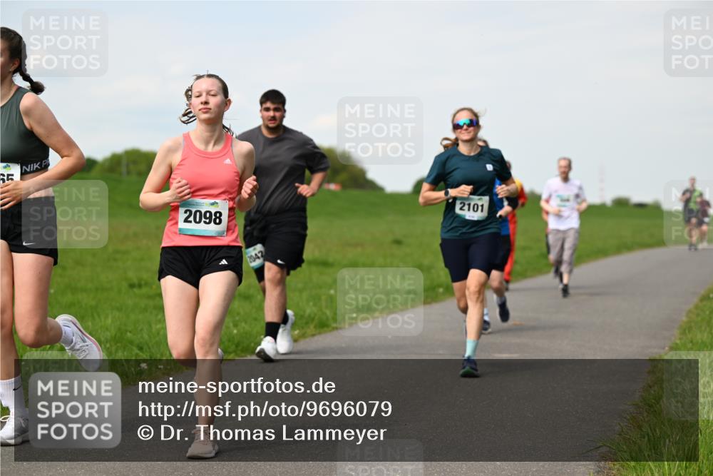 10.05.2026 - 8. Wedeler Halbmarathon Dr. Thomas Lammeyer http://msf.ph/oto/9696079 10.05.2026 11:23:10 Laufen 2098, 2042, 2101 meine-sportfotos.de