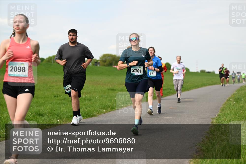 10.05.2026 - 8. Wedeler Halbmarathon Dr. Thomas Lammeyer http://msf.ph/oto/9696080 10.05.2026 11:23:10 Laufen 2098, 2042, 2101, 971 meine-sportfotos.de