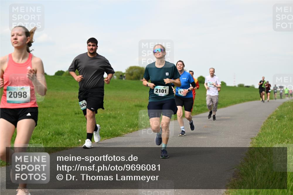10.05.2026 - 8. Wedeler Halbmarathon Dr. Thomas Lammeyer http://msf.ph/oto/9696081 10.05.2026 11:23:10 Laufen 2098, 2042, 2101 meine-sportfotos.de
