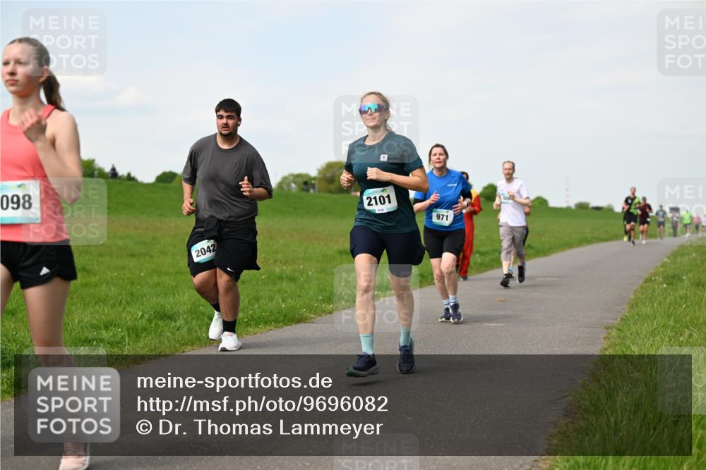 10.05.2026 - 8. Wedeler Halbmarathon Dr. Thomas Lammeyer http://msf.ph/oto/9696082 10.05.2026 11:23:11 Laufen 098, 2042, 2101, 971 meine-sportfotos.de