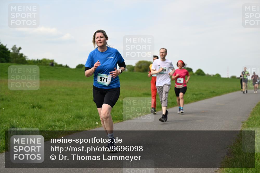 10.05.2026 - 8. Wedeler Halbmarathon Dr. Thomas Lammeyer http://msf.ph/oto/9696098 10.05.2026 11:23:13 Laufen 971 meine-sportfotos.de