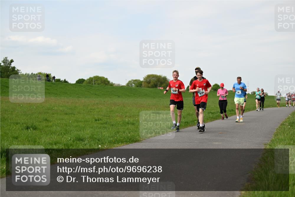 10.05.2026 - 8. Wedeler Halbmarathon Dr. Thomas Lammeyer http://msf.ph/oto/9696238 10.05.2026 11:23:57 Laufen 928, 936 meine-sportfotos.de