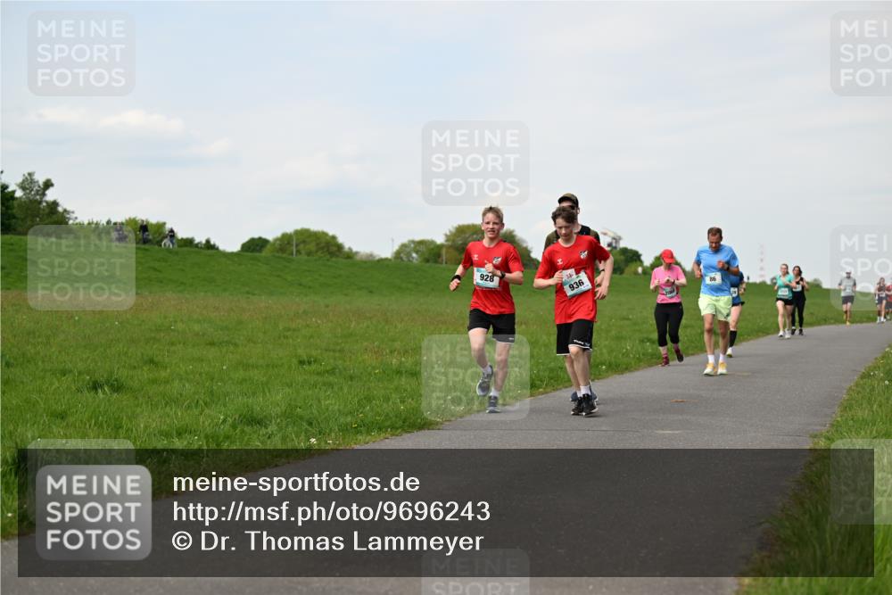 10.05.2026 - 8. Wedeler Halbmarathon Dr. Thomas Lammeyer http://msf.ph/oto/9696243 10.05.2026 11:23:58 Laufen 928, 936 meine-sportfotos.de