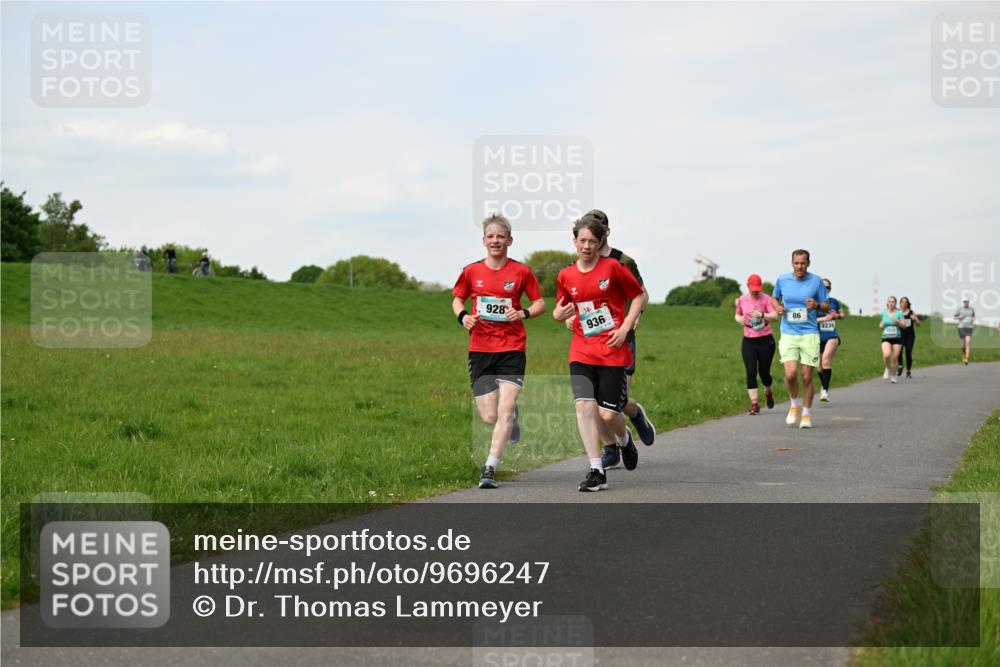 10.05.2026 - 8. Wedeler Halbmarathon Dr. Thomas Lammeyer http://msf.ph/oto/9696247 10.05.2026 11:23:58 Laufen 928, 936, 2239 meine-sportfotos.de