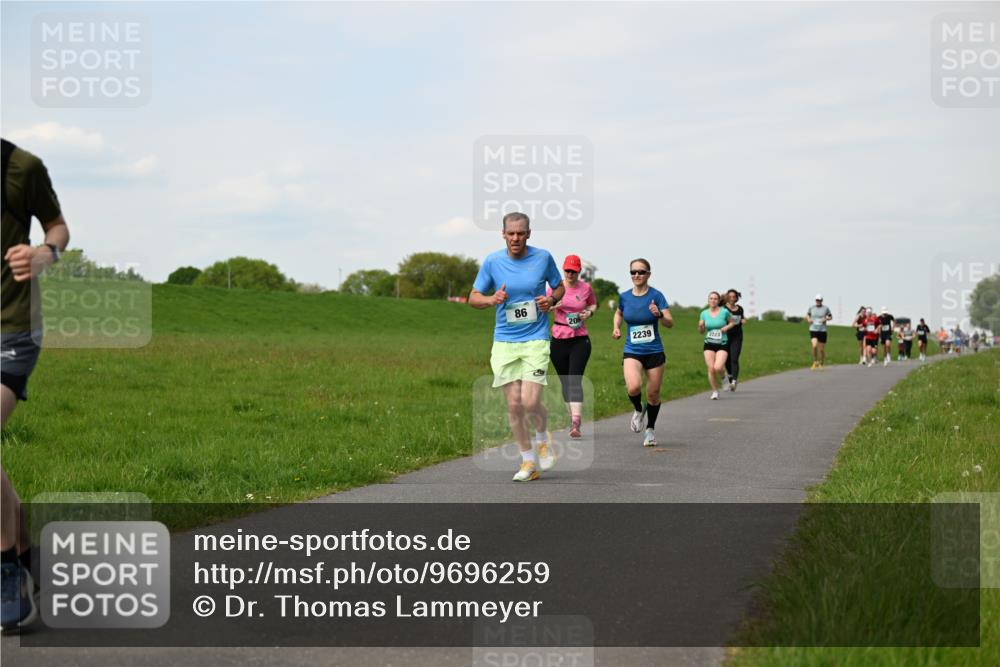 10.05.2026 - 8. Wedeler Halbmarathon Dr. Thomas Lammeyer http://msf.ph/oto/9696259 10.05.2026 11:24:01 Laufen 206, 2239, 2223 meine-sportfotos.de
