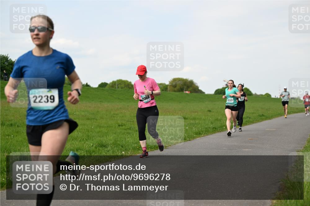 10.05.2026 - 8. Wedeler Halbmarathon Dr. Thomas Lammeyer http://msf.ph/oto/9696278 10.05.2026 11:24:04 Laufen 2239, 2068, 2223, 827 meine-sportfotos.de