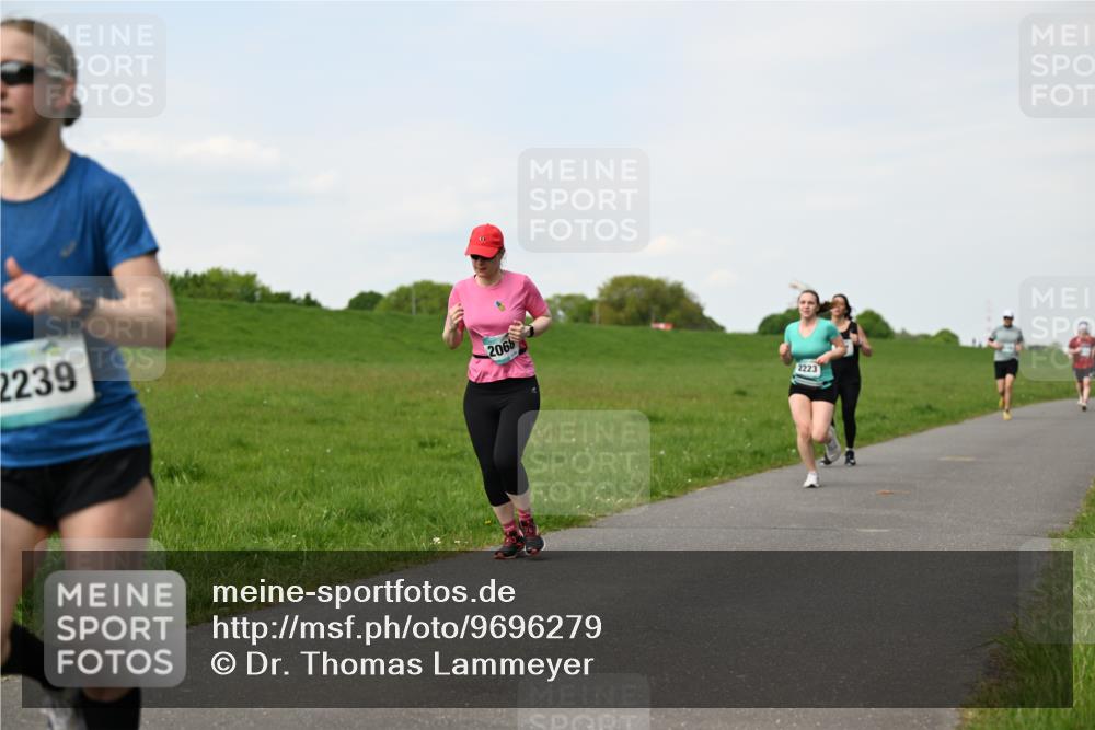 10.05.2026 - 8. Wedeler Halbmarathon Dr. Thomas Lammeyer http://msf.ph/oto/9696279 10.05.2026 11:24:04 Laufen 2239, 2068, 2223 meine-sportfotos.de