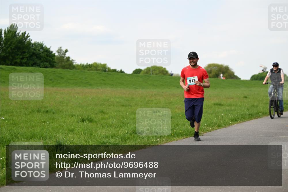 10.05.2026 - 8. Wedeler Halbmarathon Dr. Thomas Lammeyer http://msf.ph/oto/9696488 10.05.2026 11:24:59 Laufen 913 meine-sportfotos.de