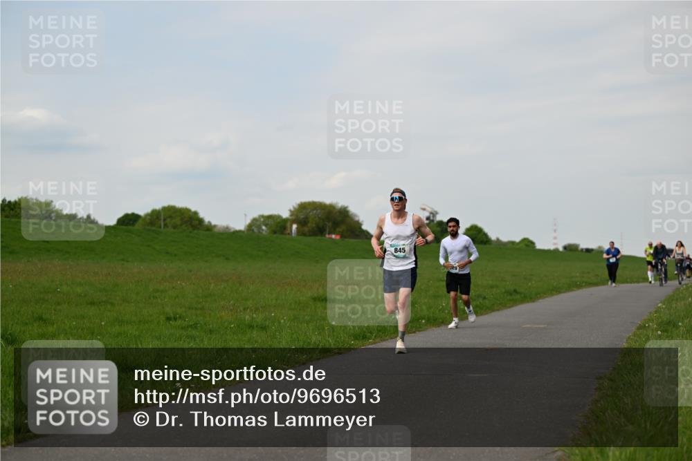 10.05.2026 - 8. Wedeler Halbmarathon Dr. Thomas Lammeyer http://msf.ph/oto/9696513 10.05.2026 11:25:09 Laufen 845 meine-sportfotos.de