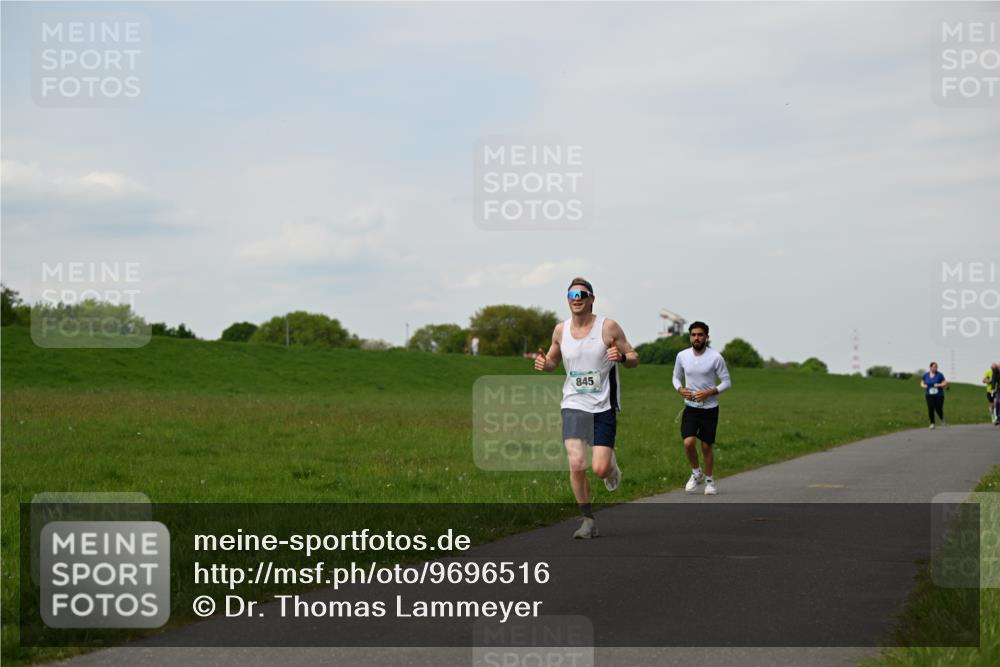 10.05.2026 - 8. Wedeler Halbmarathon Dr. Thomas Lammeyer http://msf.ph/oto/9696516 10.05.2026 11:25:09 Laufen 845 meine-sportfotos.de