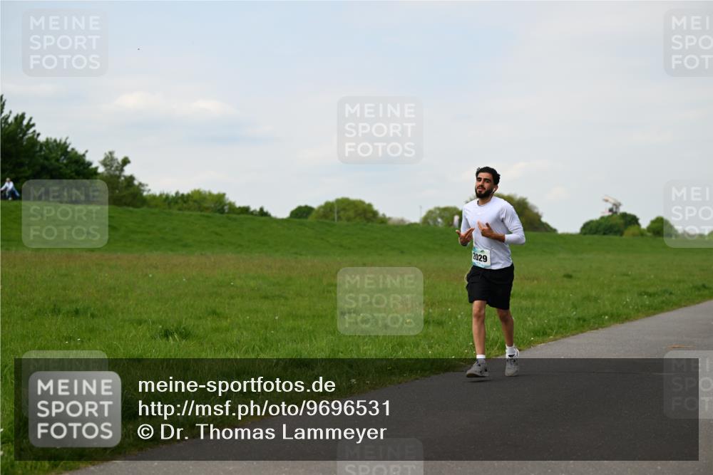 10.05.2026 - 8. Wedeler Halbmarathon Dr. Thomas Lammeyer http://msf.ph/oto/9696531 10.05.2026 11:25:12 Laufen 2029 meine-sportfotos.de