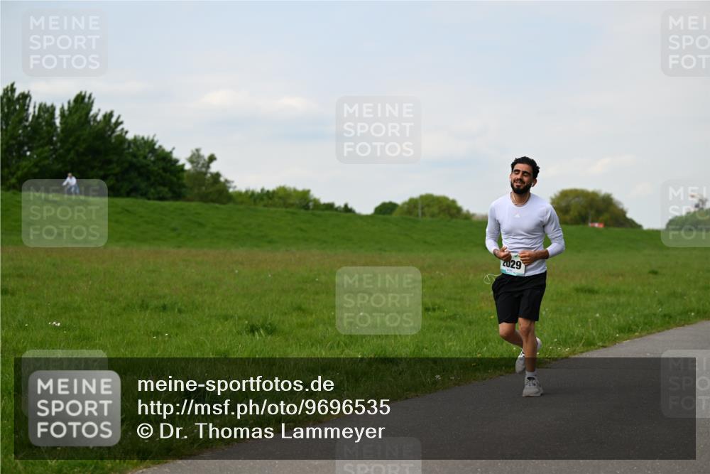 10.05.2026 - 8. Wedeler Halbmarathon Dr. Thomas Lammeyer http://msf.ph/oto/9696535 10.05.2026 11:25:12 Laufen 029 meine-sportfotos.de