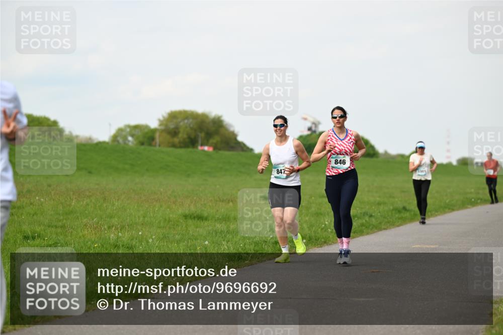 10.05.2026 - 8. Wedeler Halbmarathon Dr. Thomas Lammeyer http://msf.ph/oto/9696692 10.05.2026 11:26:05 Laufen 847, 846, 1001 meine-sportfotos.de