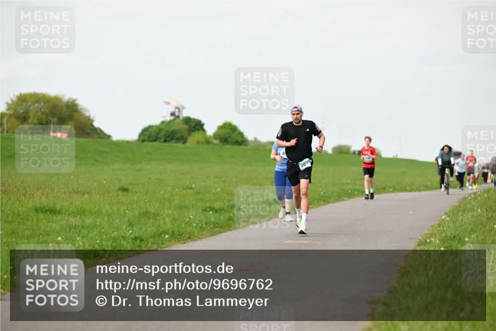 10.05.2026 - 8. Wedeler Halbmarathon Dr. Thomas Lammeyer http://msf.ph/oto/9696762 10.05.2026 11:26:26 Laufen 2099 meine-sportfotos.de