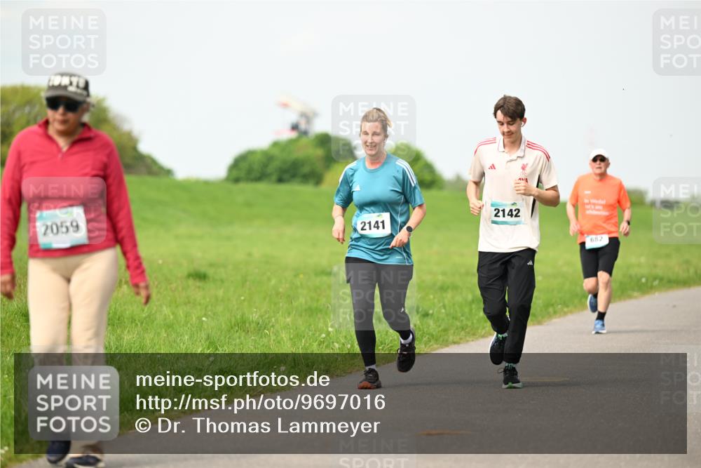10.05.2026 - 8. Wedeler Halbmarathon Dr. Thomas Lammeyer http://msf.ph/oto/9697016 10.05.2026 11:27:36 Laufen 2059, 2141, 2142, 682 meine-sportfotos.de