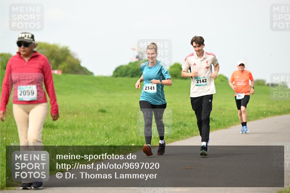 10.05.2026 - 8. Wedeler Halbmarathon Dr. Thomas Lammeyer http://msf.ph/oto/9697020 10.05.2026 11:27:37 Laufen 2141, 2059, 2142, 882 meine-sportfotos.de