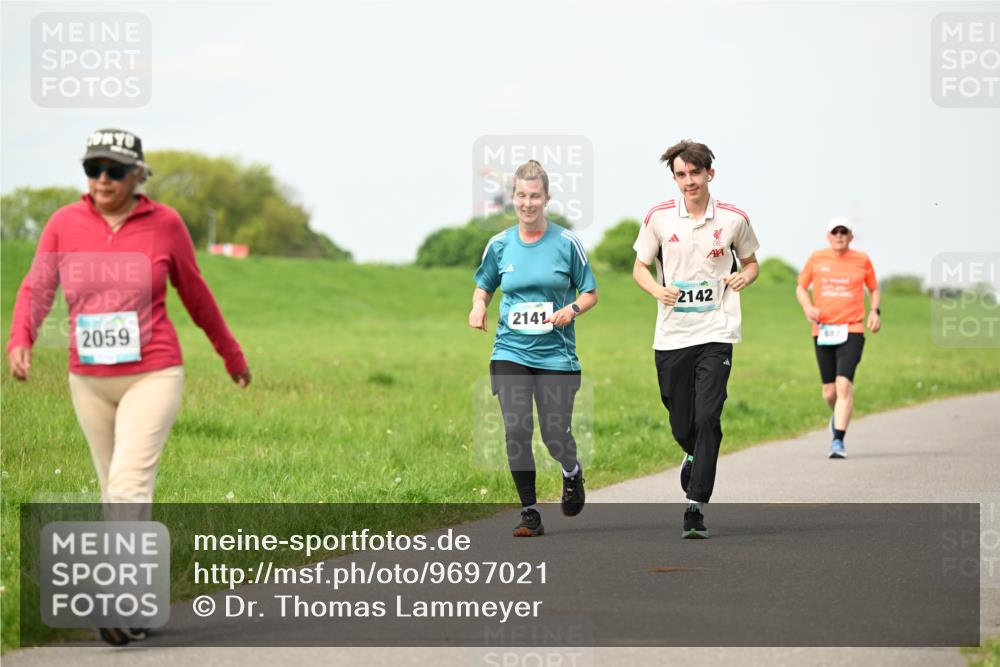 10.05.2026 - 8. Wedeler Halbmarathon Dr. Thomas Lammeyer http://msf.ph/oto/9697021 10.05.2026 11:27:37 Laufen 2141, 2059, 2142, 652 meine-sportfotos.de