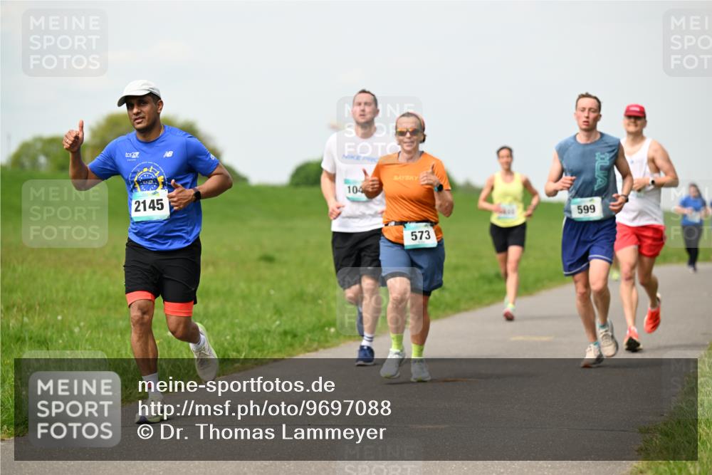10.05.2026 - 8. Wedeler Halbmarathon Dr. Thomas Lammeyer http://msf.ph/oto/9697088 10.05.2026 11:27:58 Laufen 2145, 104, 573, 599 meine-sportfotos.de