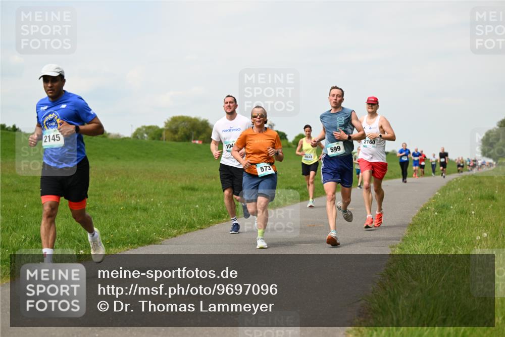 10.05.2026 - 8. Wedeler Halbmarathon Dr. Thomas Lammeyer http://msf.ph/oto/9697096 10.05.2026 11:27:59 Laufen 2145, 1041, 573, 2160, 599, 1033 meine-sportfotos.de
