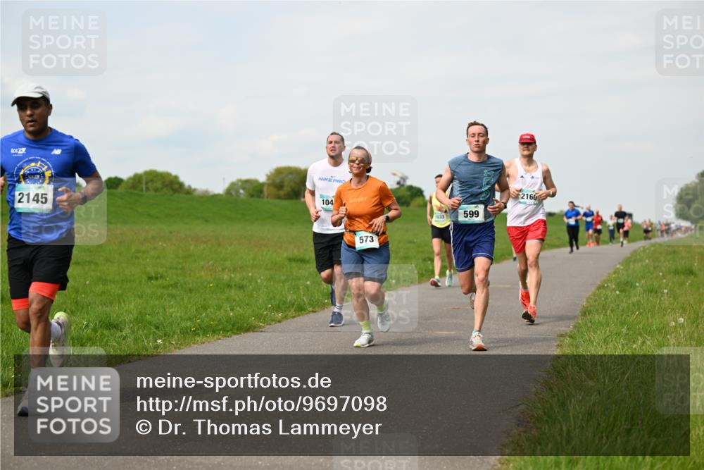10.05.2026 - 8. Wedeler Halbmarathon Dr. Thomas Lammeyer http://msf.ph/oto/9697098 10.05.2026 11:27:59 Laufen 2145, 104, 573, 599, 1033, 2160 meine-sportfotos.de