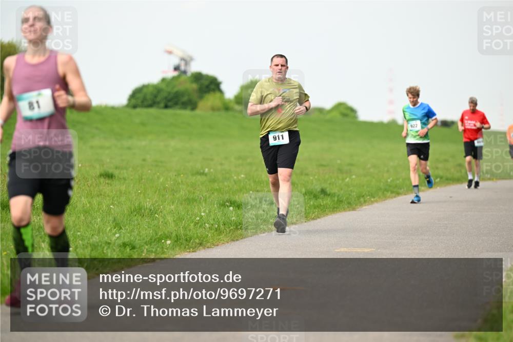 10.05.2026 - 8. Wedeler Halbmarathon Dr. Thomas Lammeyer http://msf.ph/oto/9697271 10.05.2026 11:28:34 Laufen 911, 922 meine-sportfotos.de