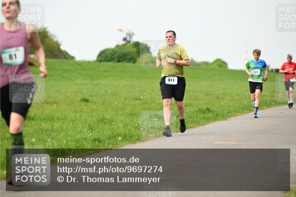 10.05.2026 - 8. Wedeler Halbmarathon Dr. Thomas Lammeyer http://msf.ph/oto/9697274 10.05.2026 11:28:35 Laufen 911, 922 meine-sportfotos.de