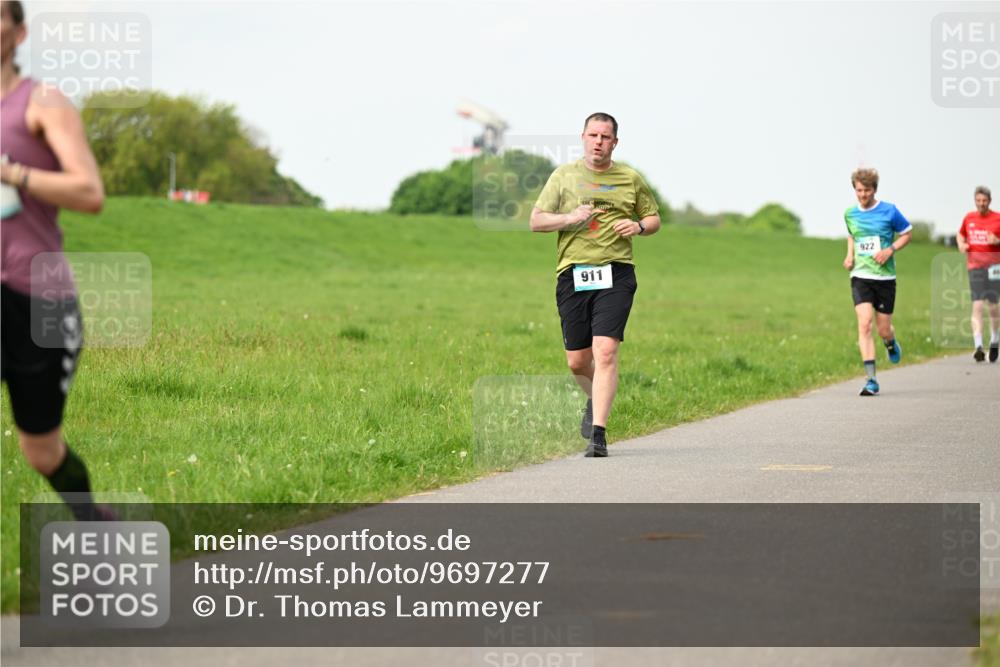 10.05.2026 - 8. Wedeler Halbmarathon Dr. Thomas Lammeyer http://msf.ph/oto/9697277 10.05.2026 11:28:35 Laufen 911, 922 meine-sportfotos.de