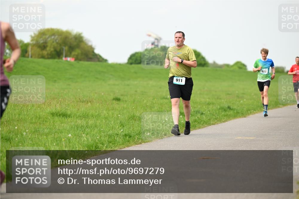 10.05.2026 - 8. Wedeler Halbmarathon Dr. Thomas Lammeyer http://msf.ph/oto/9697279 10.05.2026 11:28:35 Laufen 911, 922 meine-sportfotos.de