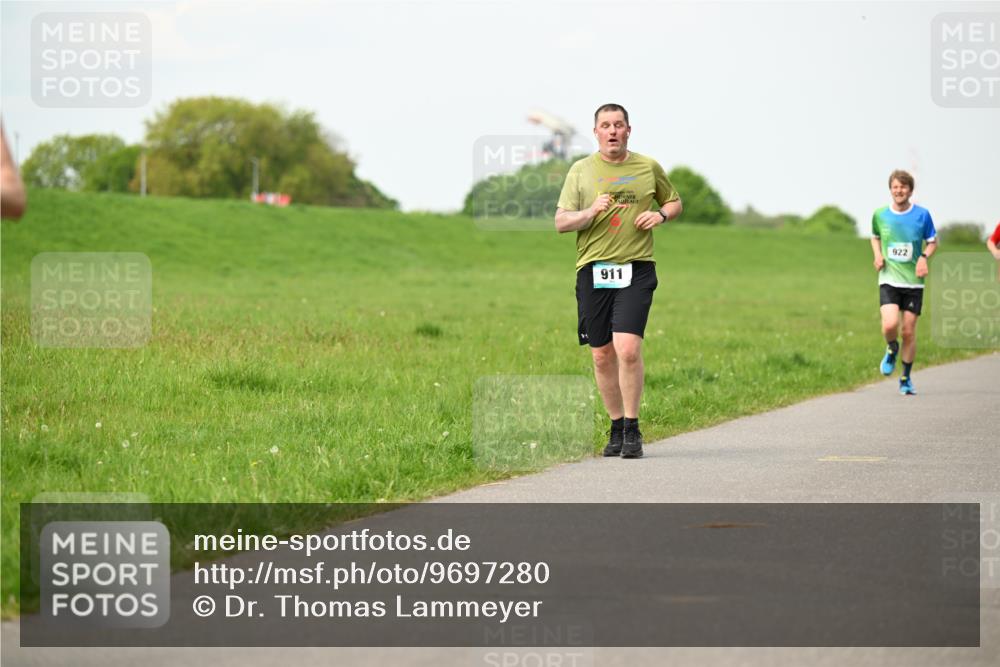 10.05.2026 - 8. Wedeler Halbmarathon Dr. Thomas Lammeyer http://msf.ph/oto/9697280 10.05.2026 11:28:36 Laufen 911, 922 meine-sportfotos.de