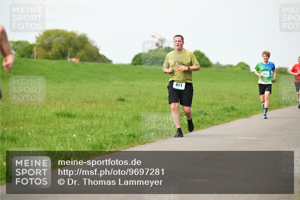 10.05.2026 - 8. Wedeler Halbmarathon Dr. Thomas Lammeyer http://msf.ph/oto/9697281 10.05.2026 11:28:36 Laufen 911, 922 meine-sportfotos.de