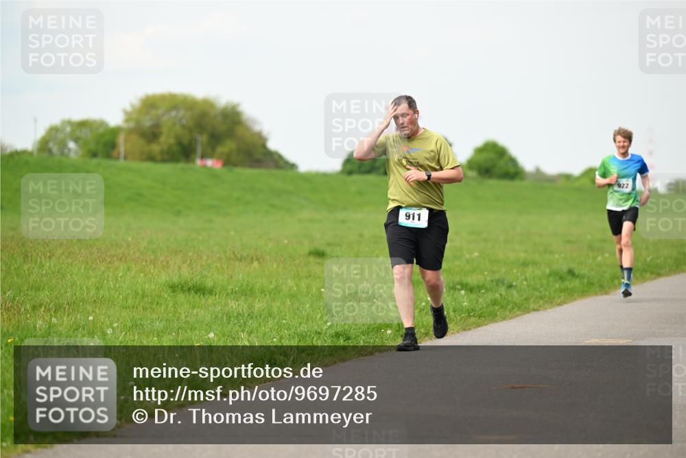 10.05.2026 - 8. Wedeler Halbmarathon Dr. Thomas Lammeyer http://msf.ph/oto/9697285 10.05.2026 11:28:36 Laufen 911, 922 meine-sportfotos.de
