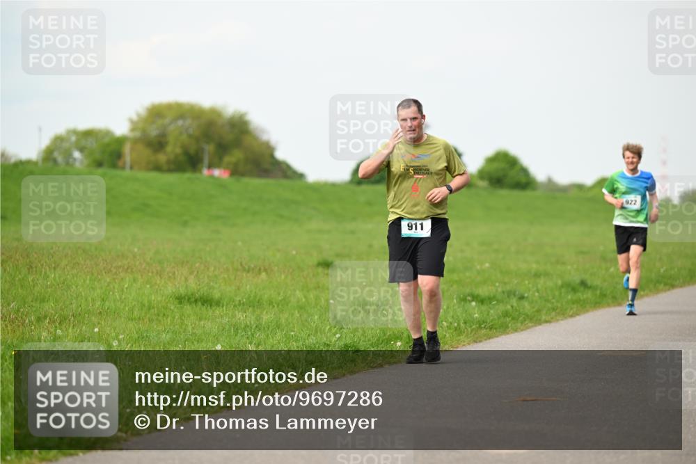 10.05.2026 - 8. Wedeler Halbmarathon Dr. Thomas Lammeyer http://msf.ph/oto/9697286 10.05.2026 11:28:36 Laufen 911, 922 meine-sportfotos.de