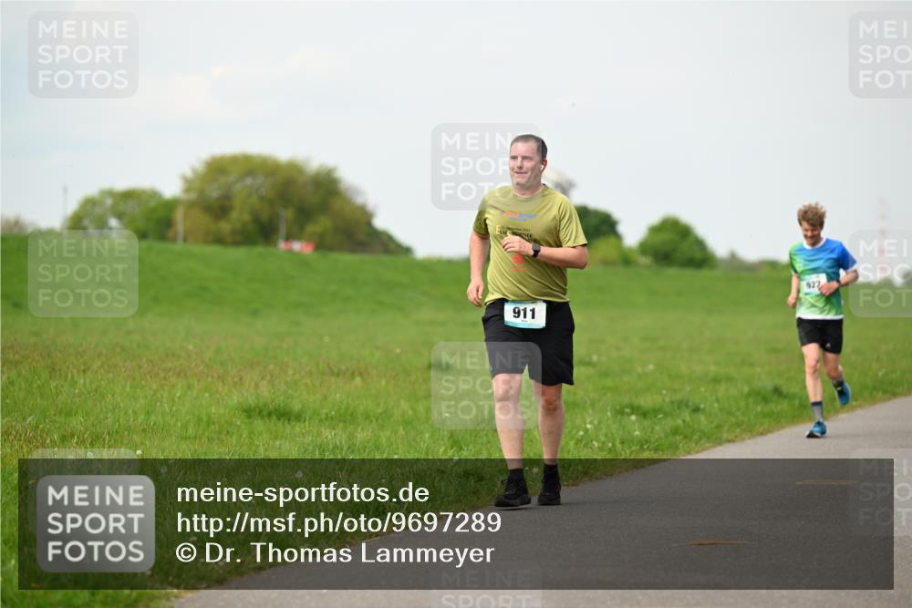 10.05.2026 - 8. Wedeler Halbmarathon Dr. Thomas Lammeyer http://msf.ph/oto/9697289 10.05.2026 11:28:37 Laufen 911, 922 meine-sportfotos.de
