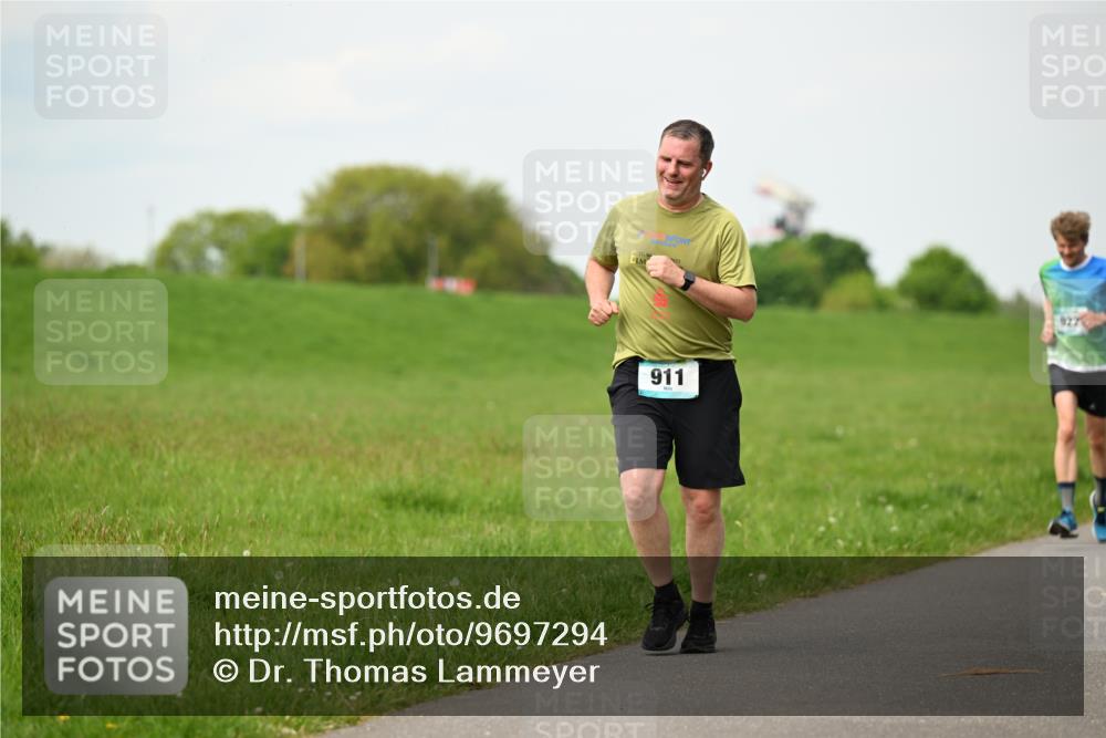 10.05.2026 - 8. Wedeler Halbmarathon Dr. Thomas Lammeyer http://msf.ph/oto/9697294 10.05.2026 11:28:37 Laufen 911, 922 meine-sportfotos.de