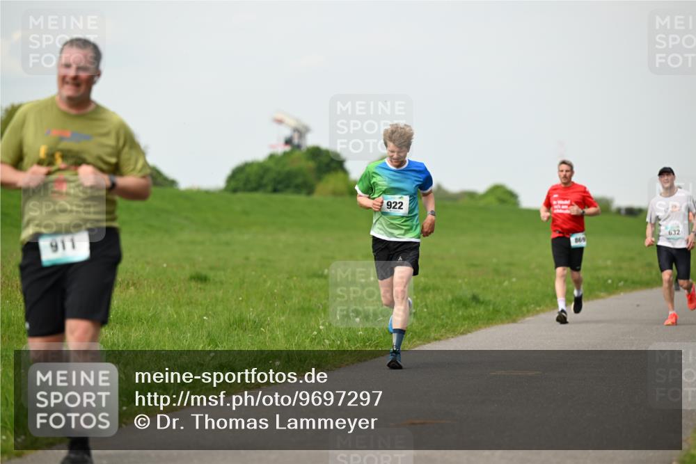 10.05.2026 - 8. Wedeler Halbmarathon Dr. Thomas Lammeyer http://msf.ph/oto/9697297 10.05.2026 11:28:39 Laufen 911, 922, 869, 632 meine-sportfotos.de