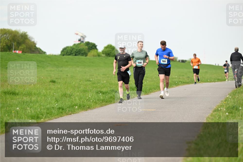 10.05.2026 - 8. Wedeler Halbmarathon Dr. Thomas Lammeyer http://msf.ph/oto/9697406 10.05.2026 11:29:07 Laufen 688, 765 meine-sportfotos.de