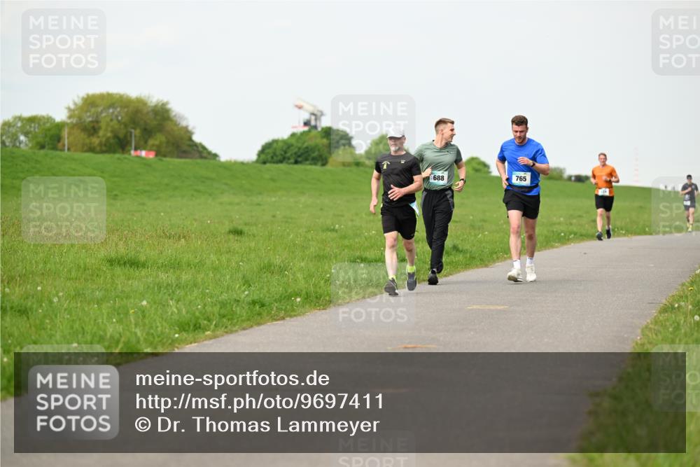 10.05.2026 - 8. Wedeler Halbmarathon Dr. Thomas Lammeyer http://msf.ph/oto/9697411 10.05.2026 11:29:07 Laufen 688, 765 meine-sportfotos.de