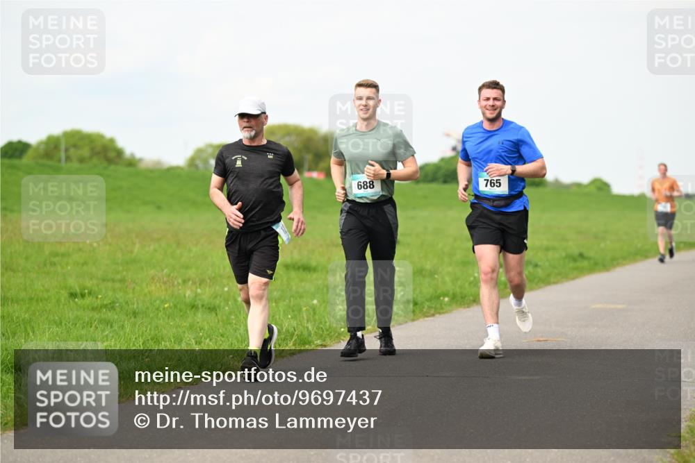 10.05.2026 - 8. Wedeler Halbmarathon Dr. Thomas Lammeyer http://msf.ph/oto/9697437 10.05.2026 11:29:12 Laufen 688, 765 meine-sportfotos.de
