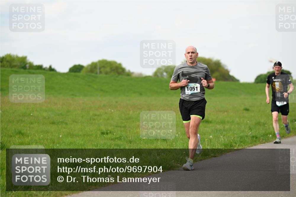 10.05.2026 - 8. Wedeler Halbmarathon Dr. Thomas Lammeyer http://msf.ph/oto/9697904 10.05.2026 11:30:56 Laufen 1051, 106, 392 meine-sportfotos.de