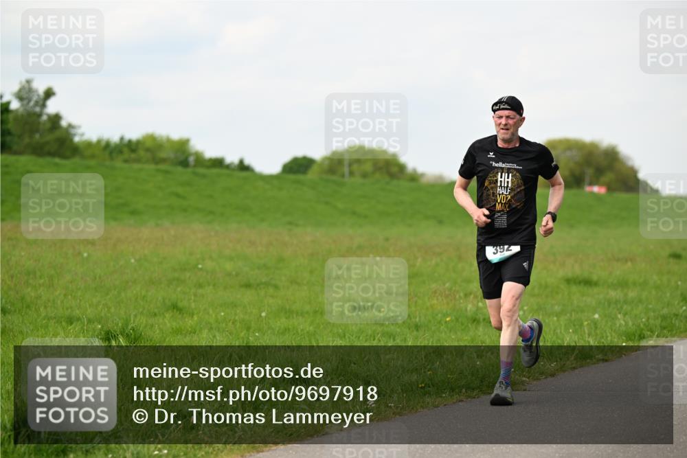 10.05.2026 - 8. Wedeler Halbmarathon Dr. Thomas Lammeyer http://msf.ph/oto/9697918 10.05.2026 11:30:59 Laufen 392 meine-sportfotos.de