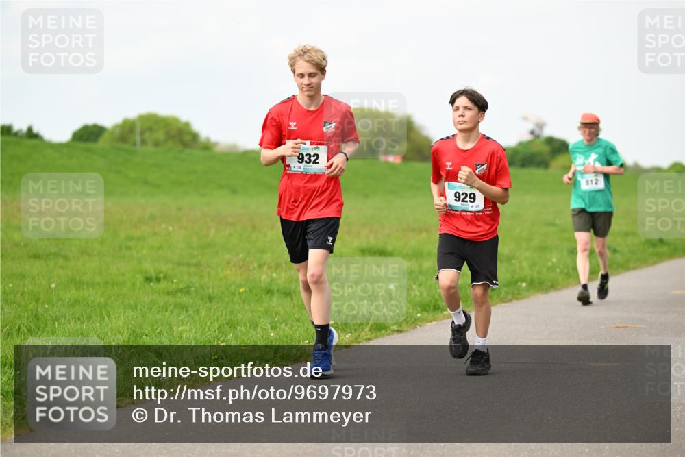 10.05.2026 - 8. Wedeler Halbmarathon Dr. Thomas Lammeyer http://msf.ph/oto/9697973 10.05.2026 11:31:16 Laufen 932, 130, 929, 129, 812 meine-sportfotos.de