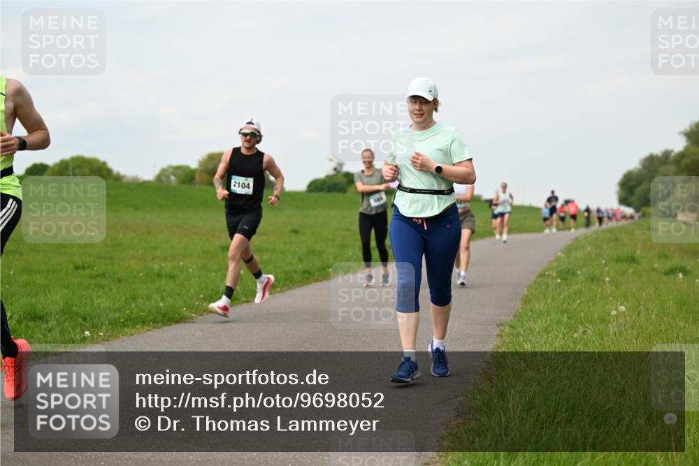 10.05.2026 - 8. Wedeler Halbmarathon Dr. Thomas Lammeyer http://msf.ph/oto/9698052 10.05.2026 11:31:33 Laufen 2104 meine-sportfotos.de