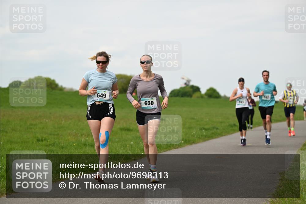 10.05.2026 - 8. Wedeler Halbmarathon Dr. Thomas Lammeyer http://msf.ph/oto/9698313 10.05.2026 11:32:28 Laufen 649, 136, 650, 593, 592 meine-sportfotos.de