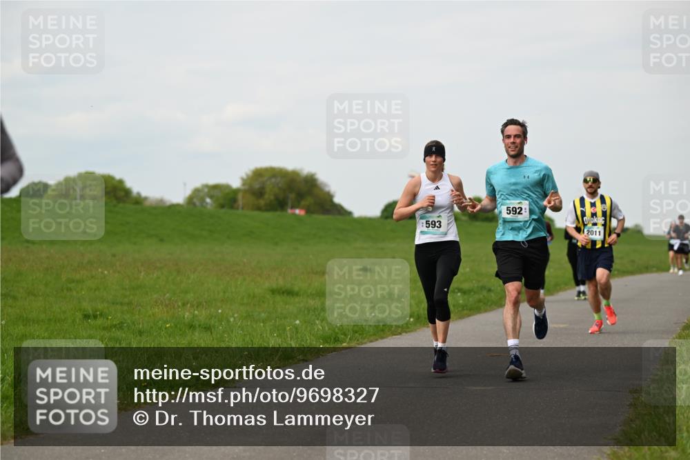 10.05.2026 - 8. Wedeler Halbmarathon Dr. Thomas Lammeyer http://msf.ph/oto/9698327 10.05.2026 11:32:30 Laufen 593, 592, 2011 meine-sportfotos.de