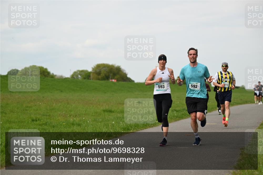 10.05.2026 - 8. Wedeler Halbmarathon Dr. Thomas Lammeyer http://msf.ph/oto/9698328 10.05.2026 11:32:30 Laufen 593, 592 meine-sportfotos.de