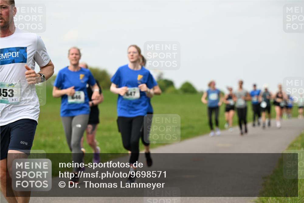 10.05.2026 - 8. Wedeler Halbmarathon Dr. Thomas Lammeyer http://msf.ph/oto/9698571 10.05.2026 11:33:36 Laufen 646, 647 meine-sportfotos.de
