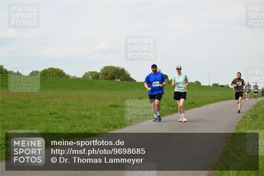 10.05.2026 - 8. Wedeler Halbmarathon Dr. Thomas Lammeyer http://msf.ph/oto/9698685 10.05.2026 11:33:55 Laufen 2213, 2214 meine-sportfotos.de