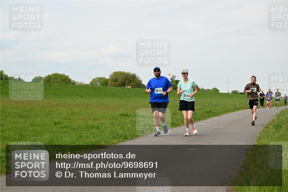 10.05.2026 - 8. Wedeler Halbmarathon Dr. Thomas Lammeyer http://msf.ph/oto/9698691 10.05.2026 11:33:55 Laufen 2213, 2214 meine-sportfotos.de