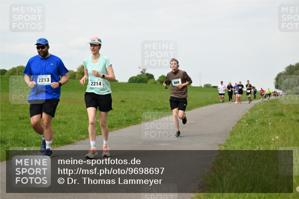 10.05.2026 - 8. Wedeler Halbmarathon Dr. Thomas Lammeyer http://msf.ph/oto/9698697 10.05.2026 11:33:58 Laufen 2213, 2214, 868 meine-sportfotos.de