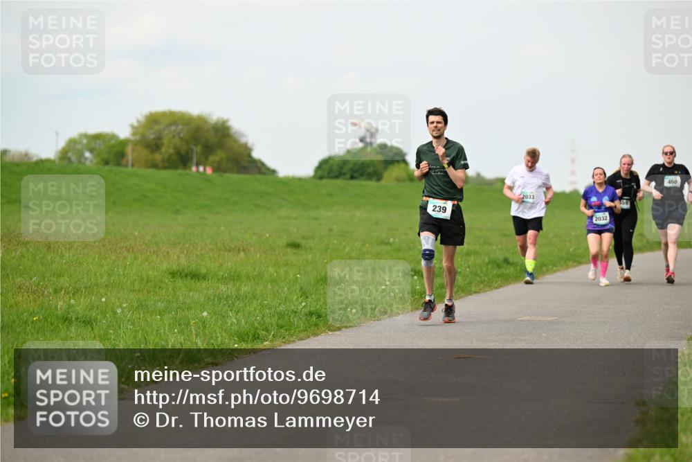 10.05.2026 - 8. Wedeler Halbmarathon Dr. Thomas Lammeyer http://msf.ph/oto/9698714 10.05.2026 11:34:07 Laufen 239, 2033, 2032, 460 meine-sportfotos.de